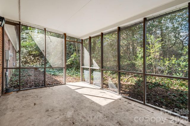 154 Surry Lane, Hendersonville, NC 28791