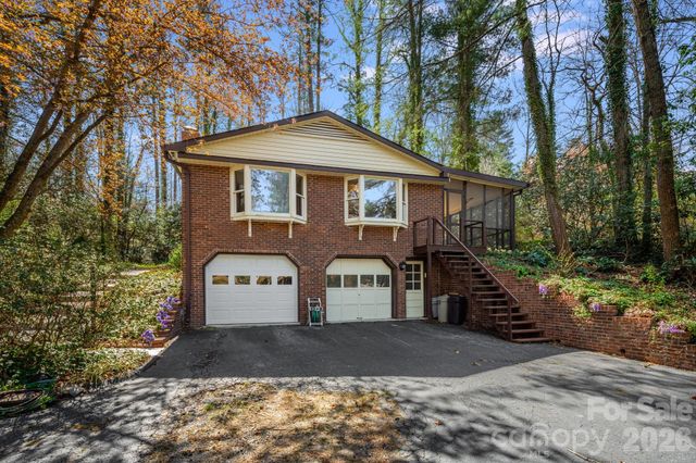 154 Surry Lane, Hendersonville, NC 28791