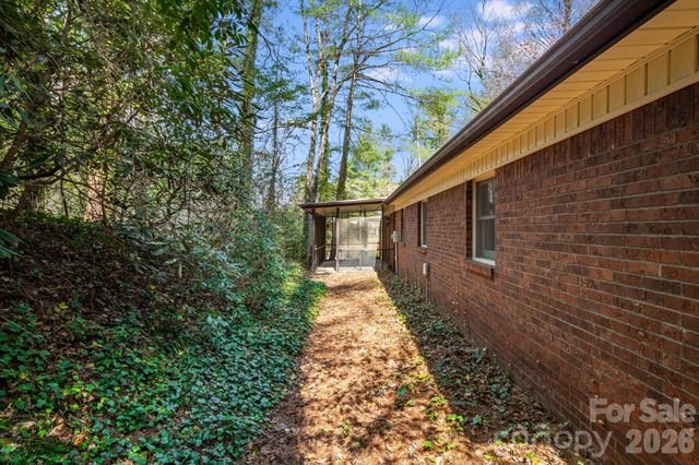 154 Surry Lane, Hendersonville, NC 28791