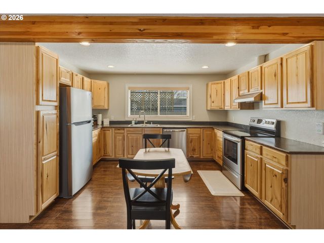 1215 30TH Ave, Longview, WA 98632