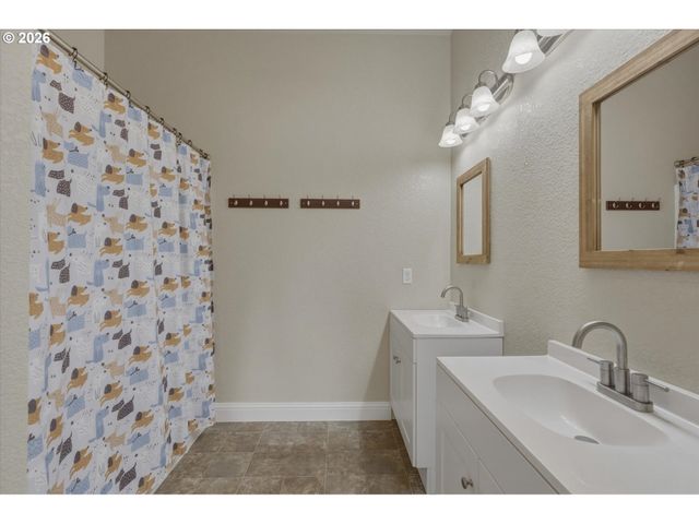 1215 30TH Ave, Longview, WA 98632