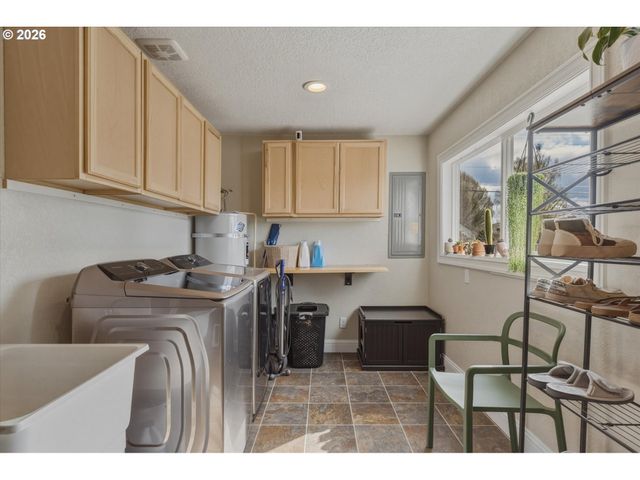 1215 30TH Ave, Longview, WA 98632