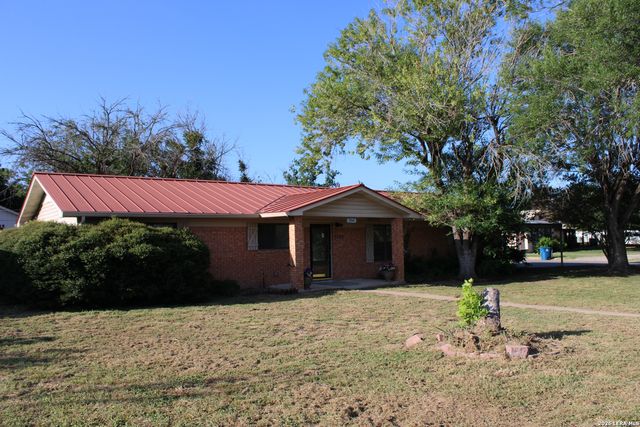 1204 W GOODWIN ST, Pleasanton, TX 78064