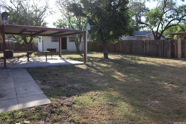 1204 W GOODWIN ST, Pleasanton, TX 78064