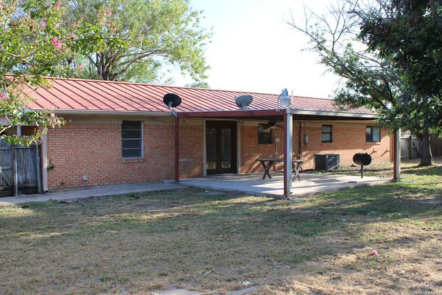 1204 W GOODWIN ST, Pleasanton, TX 78064