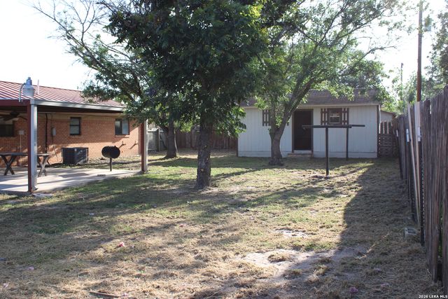 1204 W GOODWIN ST, Pleasanton, TX 78064