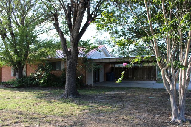 1204 W GOODWIN ST, Pleasanton, TX 78064