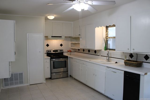 1204 W GOODWIN ST, Pleasanton, TX 78064