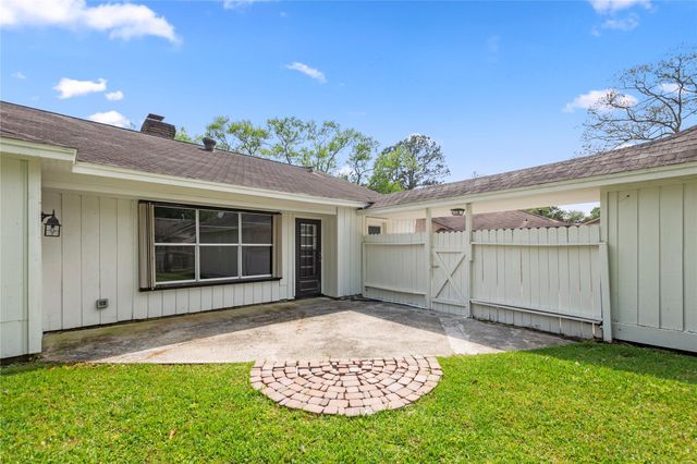 4023 Bayou Grove Drive, Seabrook, TX 77586