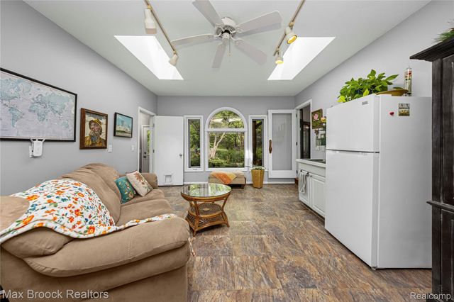 1982 E Coon Lake Road, Howell, MI 48843