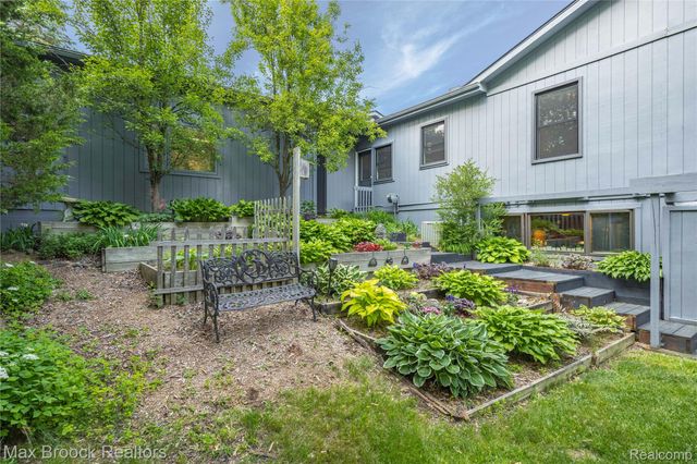 1982 E Coon Lake Road, Howell, MI 48843