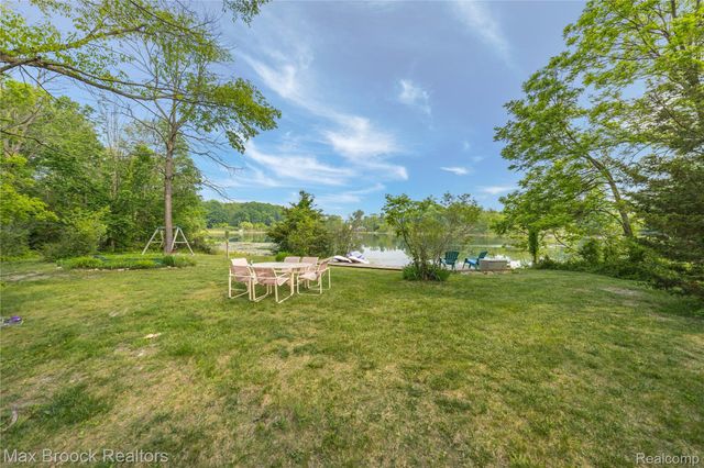 1982 E Coon Lake Road, Howell, MI 48843