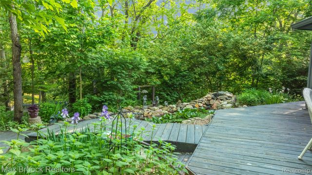 1982 E Coon Lake Road, Howell, MI 48843