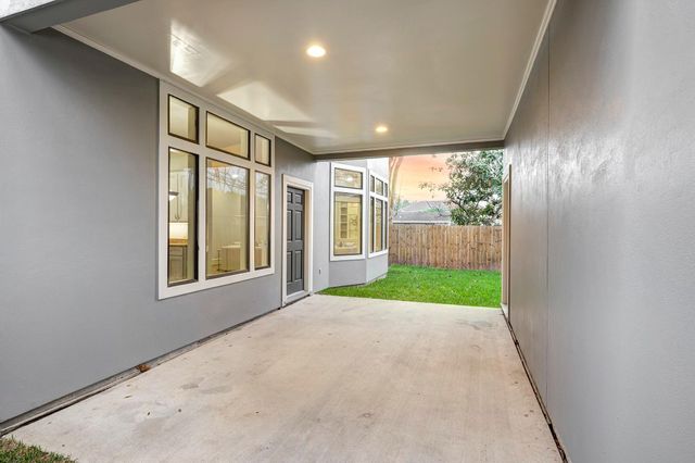 5519 Newcastle Street, Bellaire, TX 77401