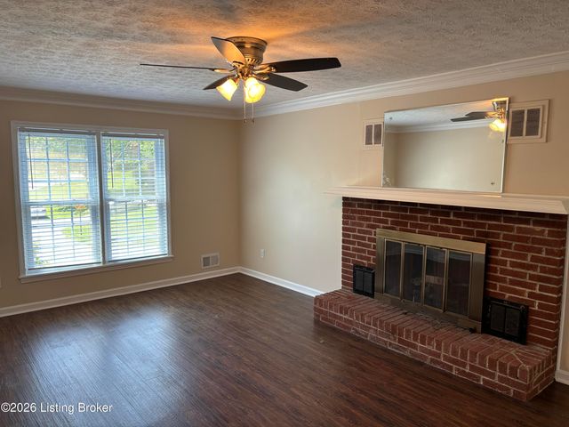 2414 High Pine Dr, Louisville, KY 40214