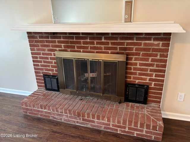 2414 High Pine Dr, Louisville, KY 40214