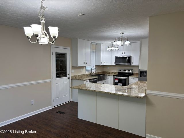 2414 High Pine Dr, Louisville, KY 40214
