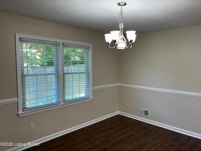 2414 High Pine Dr, Louisville, KY 40214