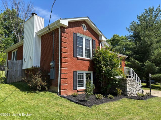 2414 High Pine Dr, Louisville, KY 40214