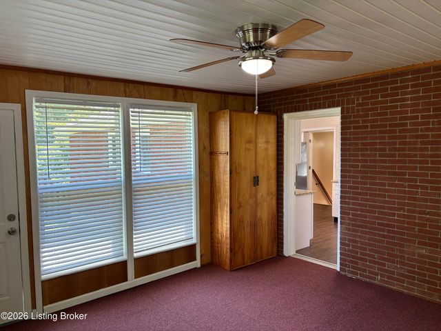 2414 High Pine Dr, Louisville, KY 40214