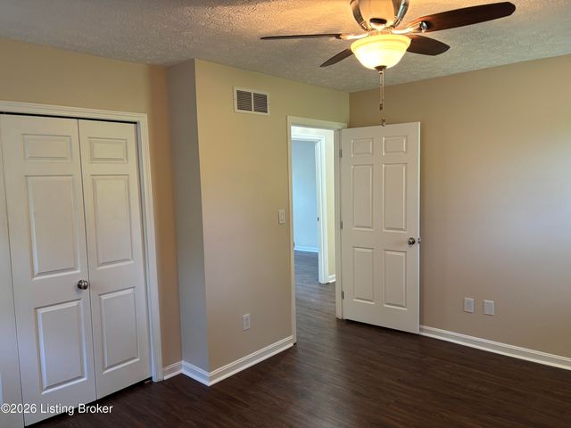 2414 High Pine Dr, Louisville, KY 40214