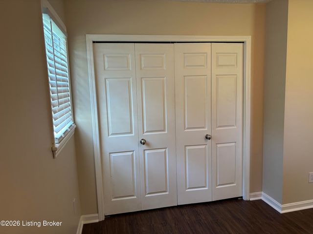 2414 High Pine Dr, Louisville, KY 40214