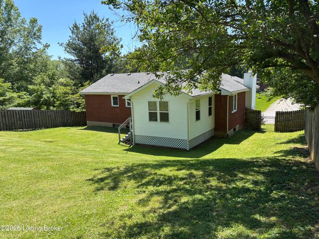 2414 High Pine Dr, Louisville, KY 40214