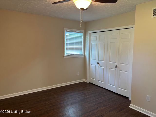 2414 High Pine Dr, Louisville, KY 40214