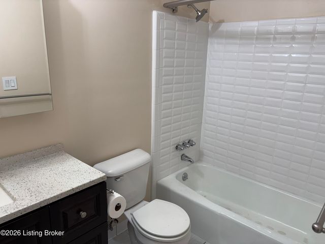 2414 High Pine Dr, Louisville, KY 40214
