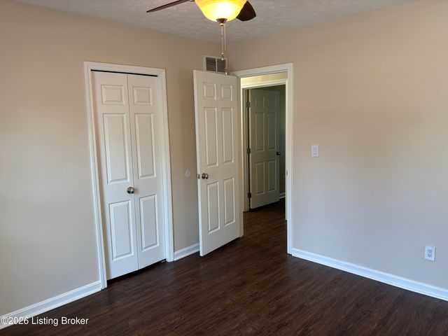 2414 High Pine Dr, Louisville, KY 40214