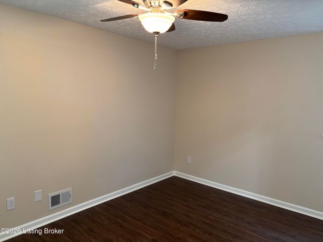 2414 High Pine Dr, Louisville, KY 40214