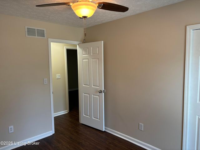 2414 High Pine Dr, Louisville, KY 40214