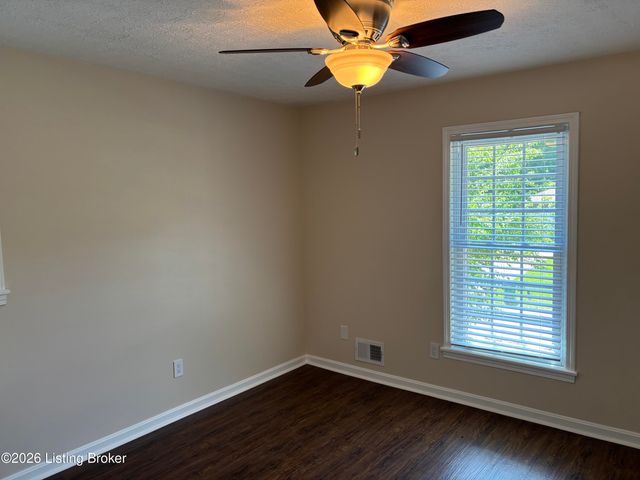 2414 High Pine Dr, Louisville, KY 40214