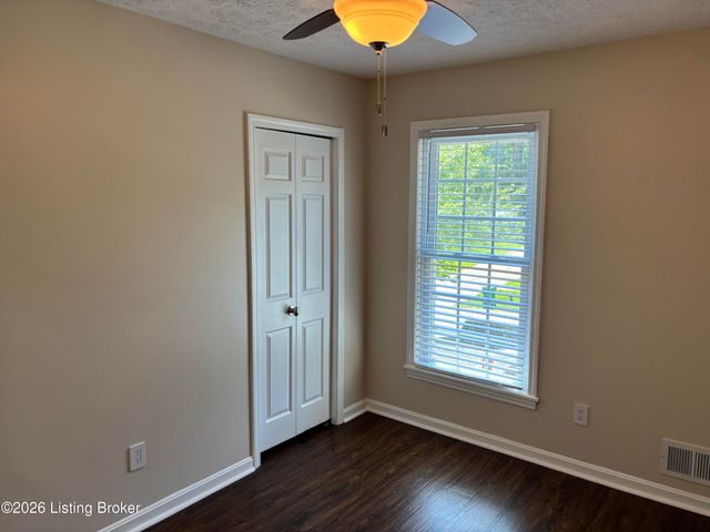2414 High Pine Dr, Louisville, KY 40214