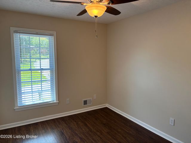 2414 High Pine Dr, Louisville, KY 40214