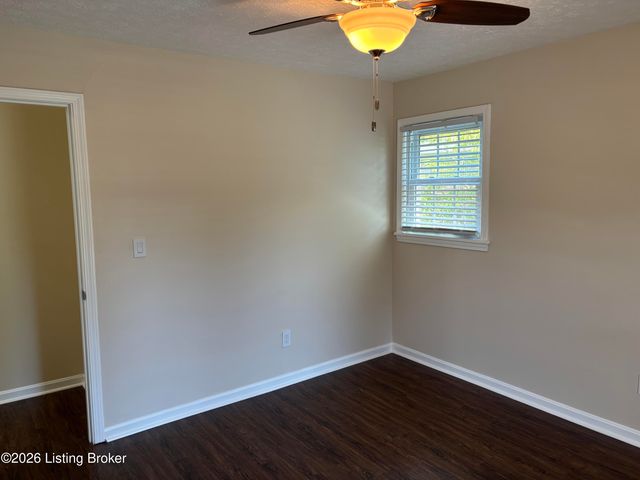 2414 High Pine Dr, Louisville, KY 40214