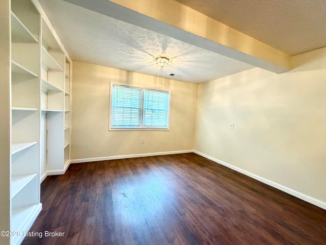 2414 High Pine Dr, Louisville, KY 40214