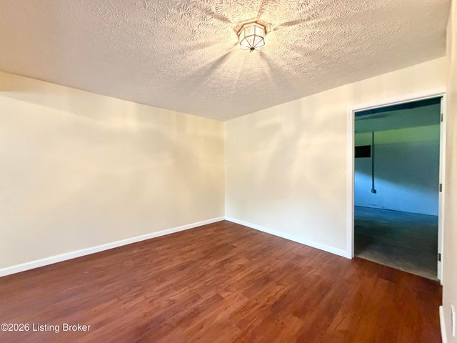2414 High Pine Dr, Louisville, KY 40214