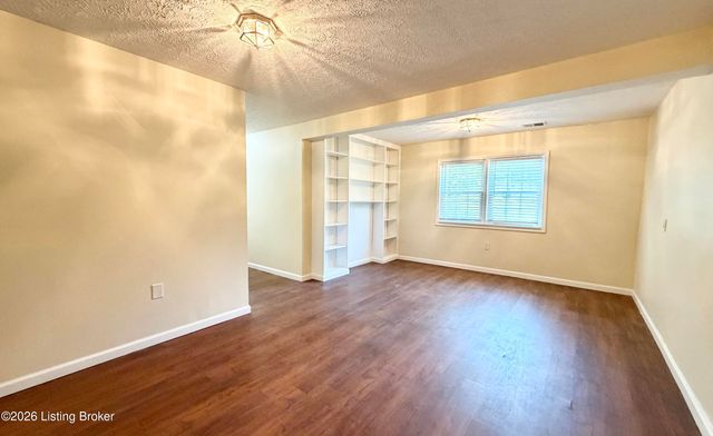 2414 High Pine Dr, Louisville, KY 40214