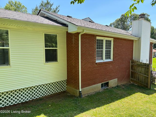 2414 High Pine Dr, Louisville, KY 40214