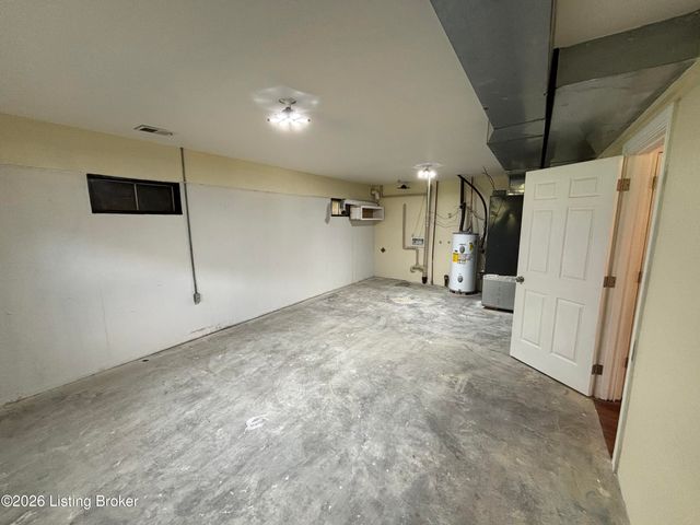 2414 High Pine Dr, Louisville, KY 40214