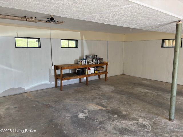 2414 High Pine Dr, Louisville, KY 40214