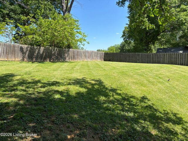 2414 High Pine Dr, Louisville, KY 40214