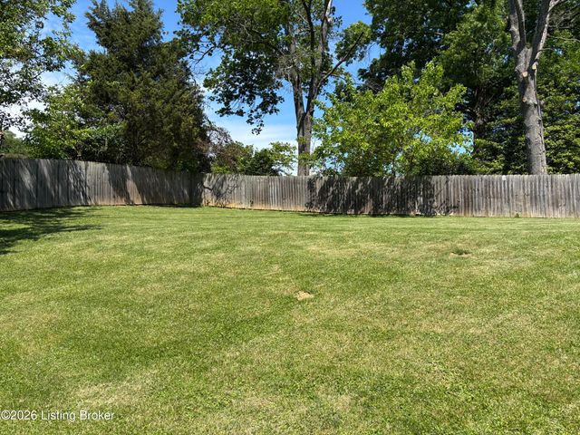 2414 High Pine Dr, Louisville, KY 40214