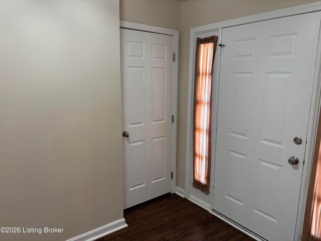 2414 High Pine Dr, Louisville, KY 40214
