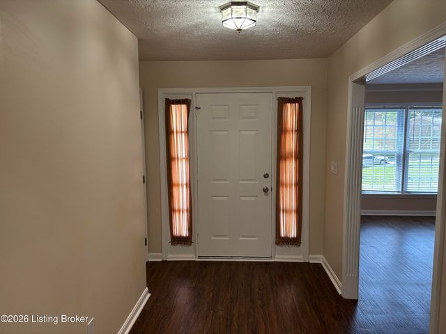 2414 High Pine Dr, Louisville, KY 40214