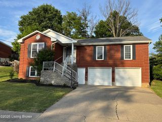 2414 High Pine Dr, Louisville, KY 40214