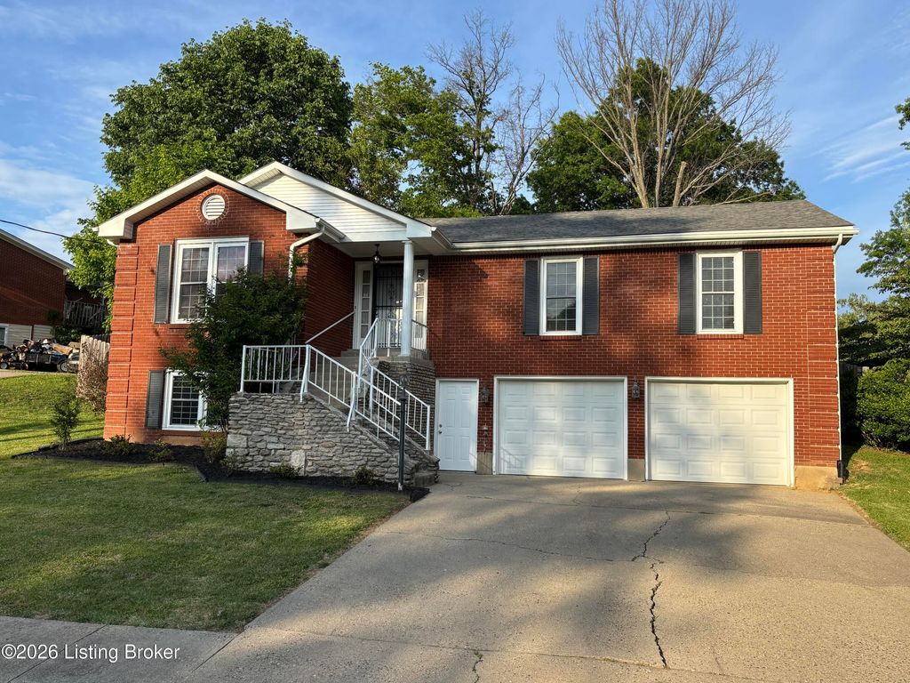 2414 High Pine Dr, Louisville, KY 40214