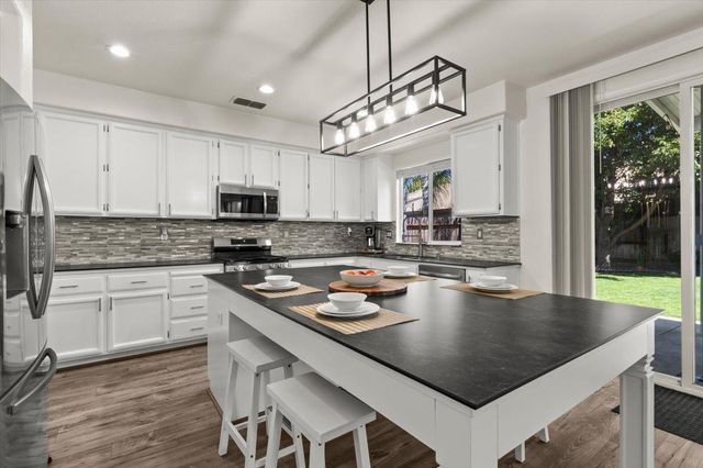 2207 Catherwood Way, Sacramento, CA 95835
