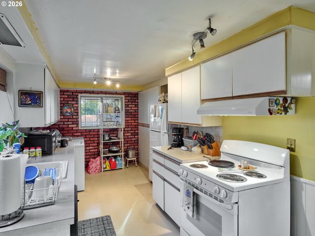 1708 CONIFER Dr, Lake Oswego, OR 97034